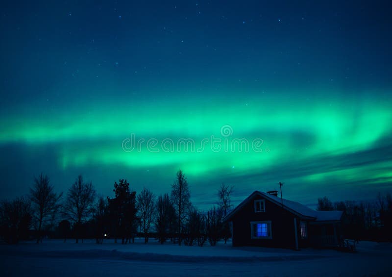 Βόρεια αυγή Borealis φω'των πέρα από το εξοχικό σπίτι στο χωριό του Lapland Φινλανδία στοκ εικόνες Βόρεια αυγή Borealis φω'των πέρα από το εξοχικό σπίτι στο χωριό του Lapland Φινλανδία στοκ εικόνες