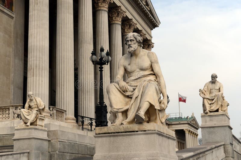 Γλυπτά των ελληνικών φιλοσόφων στην οικοδόμηση του Κοινοβουλίου της Αυστρίας στοκ φωτογραφία με δικαίωμα ελεύθερης χρήσης Γλυπτά των ελληνικών φιλοσόφων στην οικοδόμηση του Κοινοβουλίου της Αυστρίας στοκ φωτογραφία με δικαίωμα ελεύθερης χρήσης