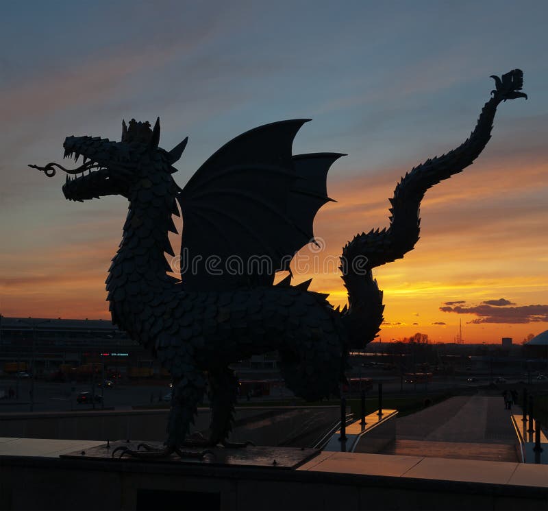 Γλυπτό μετάλλων Zilant στο ηλιοβασίλεμα. Kazan. Ρωσία στοκ φωτογραφία με δικαίωμα ελεύθερης χρήσης Γλυπτό μετάλλων Zilant στο ηλιοβασίλεμα. Kazan. Ρωσία στοκ φωτογραφία με δικαίωμα ελεύθερης χρήσης