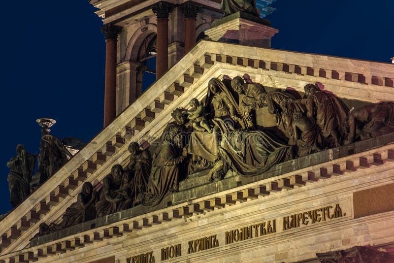 Γλυπτό στη στέγη του καθεδρικού ναού stIsaac στη Αγία Πετρούπολη στοκ εικόνες Γλυπτό στη στέγη του καθεδρικού ναού stIsaac στη Αγία Πετρούπολη στοκ εικόνες