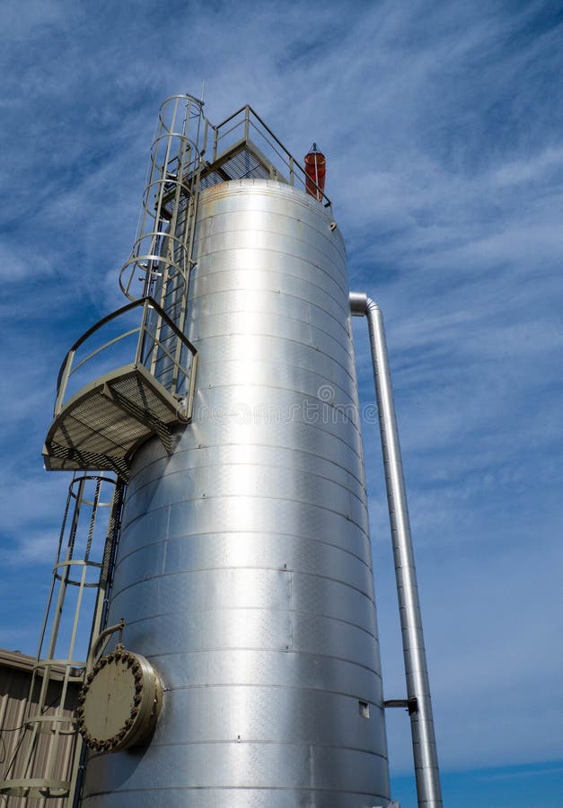 Insulated vertical tower used to strip hydrogen sulfide from natural gas with ladders and platforms. Insulated vertical tower used to strip hydrogen sulfide from natural gas with ladders and platforms