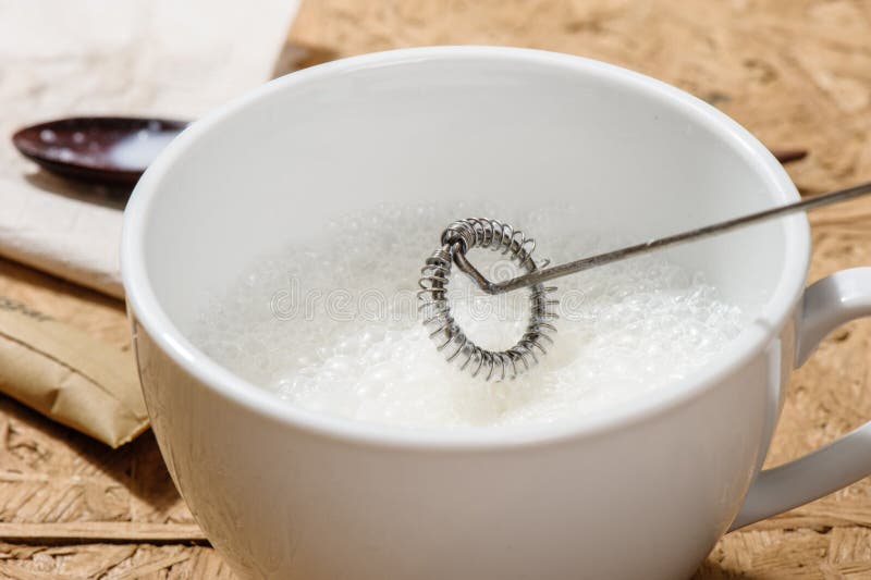 Γάλα και γάλα frother στοκ φωτογραφία με δικαίωμα ελεύθερης χρήσης Γάλα και γάλα frother στοκ φωτογραφία με δικαίωμα ελεύθερης χρήσης