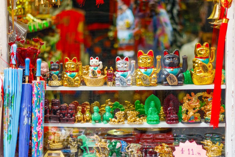 Γάτα νεύματος maneki-Neko στην επίδειξη σε ένα κατάστημα αναμνηστικών σε Lon στοκ φωτογραφίες Γάτα νεύματος maneki-Neko στην επίδειξη σε ένα κατάστημα αναμνηστικών σε Lon στοκ φωτογραφίες