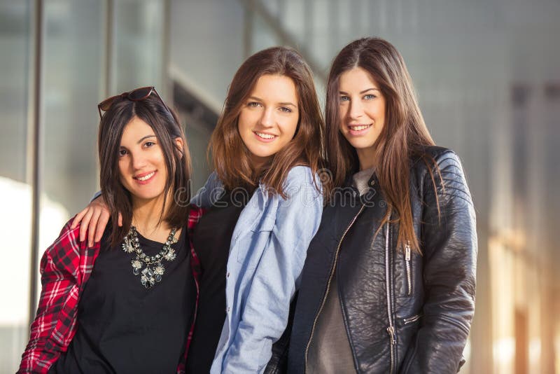 Γέλιο τριών εφήβων φίλων κοριτσιών στοκ φωτογραφία με δικαίωμα ελεύθερης χρήσης Γέλιο τριών εφήβων φίλων κοριτσιών στοκ φωτογραφία με δικαίωμα ελεύθερης χρήσης