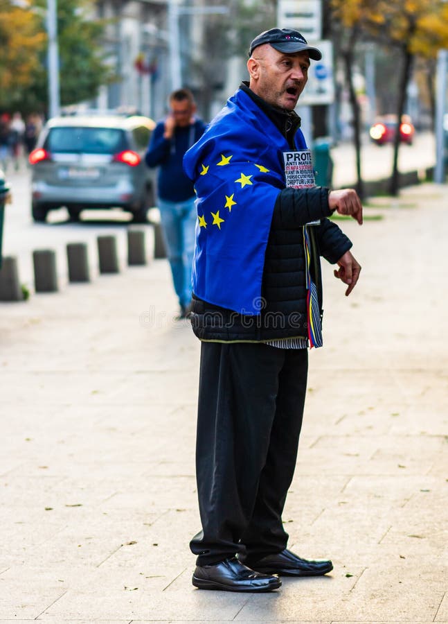 Γέρος που διαδηλώνει μπροστά από το Δημαρχείο του Βουκουρεστίου στο Βουκουρέστι της Ρουμανίας, 2019 στοκ φωτογραφία με δικαίωμα ελεύθερης χρήσης Γέρος που διαδηλώνει μπροστά από το Δημαρχείο του Βουκουρεστίου στο Βουκουρέστι της Ρουμανίας, 2019 στοκ φωτογραφία με δικαίωμα ελεύθερης χρήσης