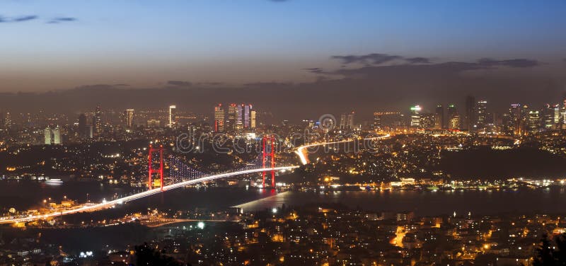 Γέφυρα Bosphorus στη Ιστανμπούλ από το ηλιοβασίλεμα λόφων camlica τη νύχτα στοκ εικόνα Γέφυρα Bosphorus στη Ιστανμπούλ από το ηλιοβασίλεμα λόφων camlica τη νύχτα στοκ εικόνα