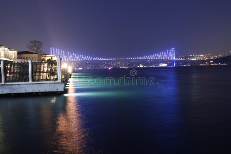 Γέφυρα Bosphorus τη νύχτα στοκ φωτογραφία με δικαίωμα ελεύθερης χρήσης Γέφυρα Bosphorus τη νύχτα στοκ φωτογραφία με δικαίωμα ελεύθερης χρήσης