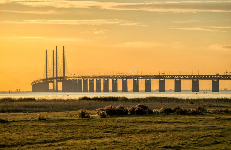 Γέφυρα Oresund στο σούρουπο στοκ φωτογραφία με δικαίωμα ελεύθερης χρήσης Γέφυρα Oresund στο σούρουπο στοκ φωτογραφία με δικαίωμα ελεύθερης χρήσης