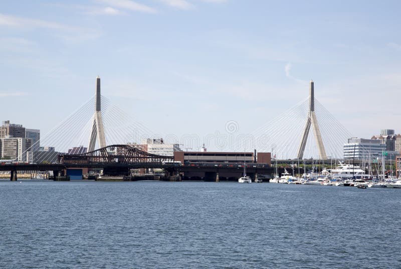 Γέφυρα Zakim στην πόλη Βοστώνη στοκ εικόνες με δικαίωμα ελεύθερης χρήσης Γέφυρα Zakim στην πόλη Βοστώνη στοκ εικόνες με δικαίωμα ελεύθερης χρήσης
