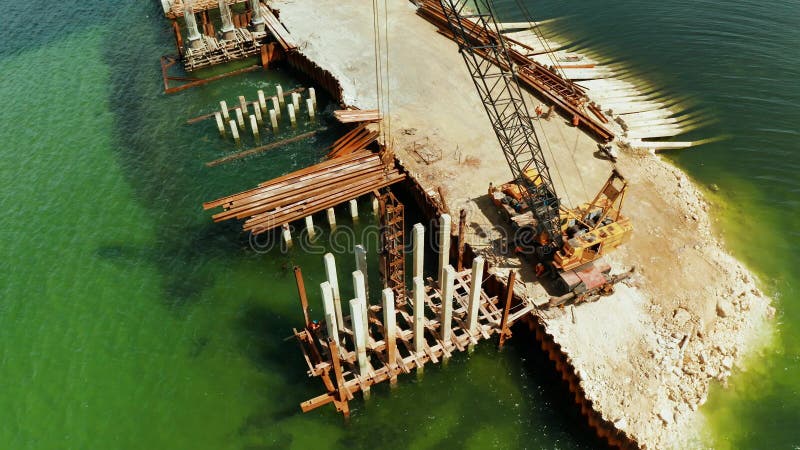 Γέφυρα κάτω από την κατασκευή στο νησί Siargao