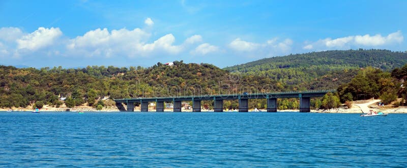 Γέφυρα πέρα από τη λίμνη ST Cassien στο νότο της Γαλλίας με τον όμορφους μπλε ουρανό και το νερό στοκ εικόνες με δικαίωμα ελεύθερης χρήσης Γέφυρα πέρα από τη λίμνη ST Cassien στο νότο της Γαλλίας με τον όμορφους μπλε ουρανό και το νερό στοκ εικόνες με δικαίωμα ελεύθερης χρήσης