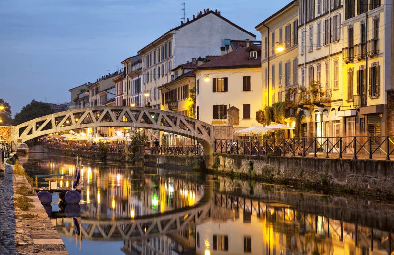 Γέφυρα πέρα από το κανάλι Naviglio Grande στοκ εικόνα με δικαίωμα ελεύθερης χρήσης Γέφυρα πέρα από το κανάλι Naviglio Grande στοκ εικόνα με δικαίωμα ελεύθερης χρήσης