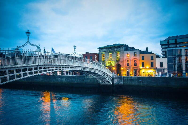 Γέφυρα πενών εκταρίου ` πέρα από τον ποταμό Liffey που βλέπει στο σούρουπο στοκ εικόνα