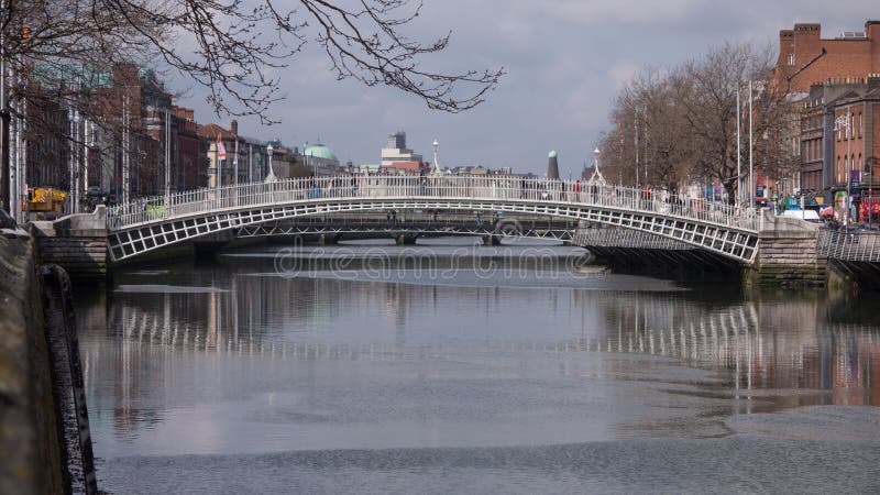 Γέφυρα πενών εκταρίου ` πέρα από τον ποταμό Liffey στην πόλη του Δουβλίνου, Ιρλανδία στοκ εικόνα Γέφυρα πενών εκταρίου ` πέρα από τον ποταμό Liffey στην πόλη του Δουβλίνου, Ιρλανδία στοκ εικόνα