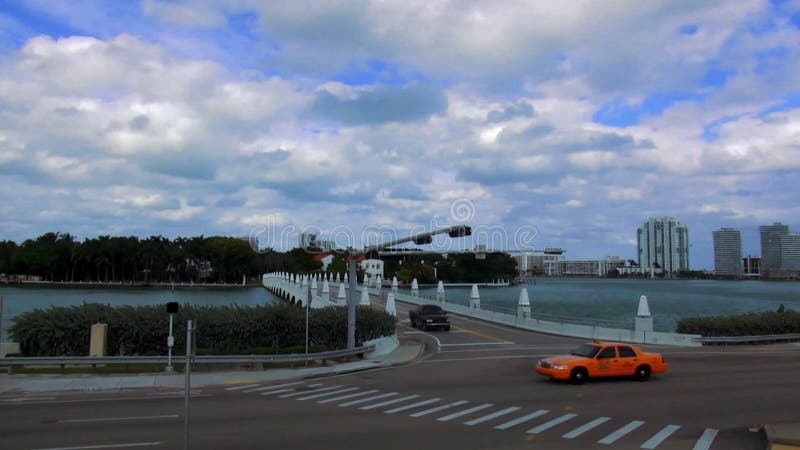 Γέφυρα στις εικονικές παραστάσεις πόλης του Μαϊάμι ΗΠΑ νησιών αστεριών