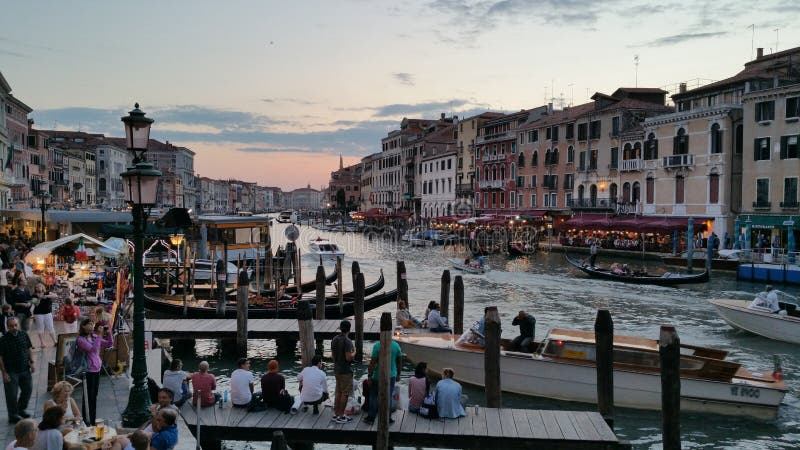 γέφυρα του καναλιού της βενετίας rialto βλέπει τους ανθρώπους στοκ φωτογραφία με δικαίωμα ελεύθερης χρήσης