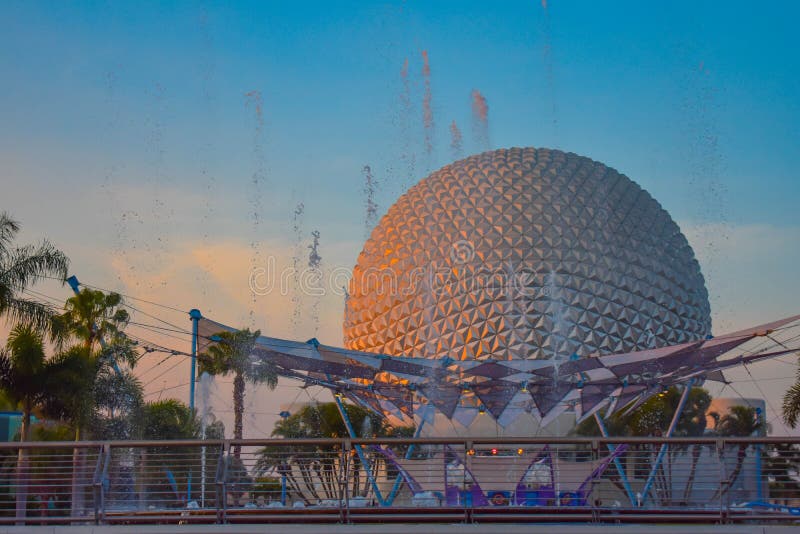 Γήινη έλξη πηγών και διαστημοπλοίων σε Epcot στο ανοικτό μπλε υπόβαθρο ουρανού στον κόσμο Walt Disney στοκ φωτογραφίες Γήινη έλξη πηγών και διαστημοπλοίων σε Epcot στο ανοικτό μπλε υπόβαθρο ουρανού στον κόσμο Walt Disney στοκ φωτογραφίες