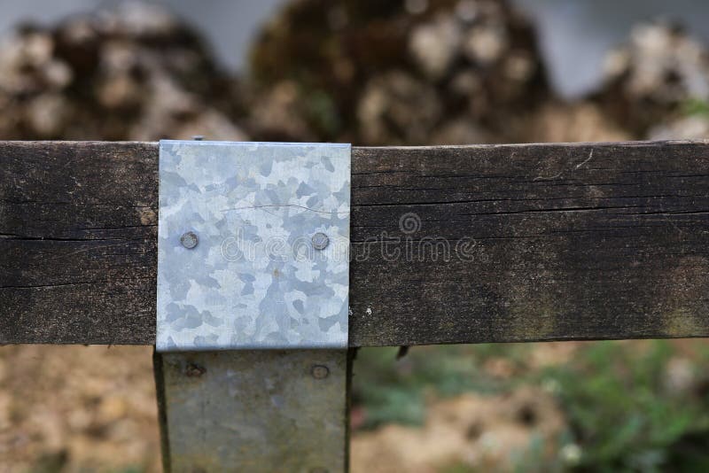 Γαλβανισμένη κάλυψη φύλλων χάλυβα για την ξύλινη μετα ένωση φρακτών στοκ εικόνα με δικαίωμα ελεύθερης χρήσης Γαλβανισμένη κάλυψη φύλλων χάλυβα για την ξύλινη μετα ένωση φρακτών στοκ εικόνα με δικαίωμα ελεύθερης χρήσης