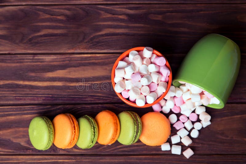 Γαλλικά macaroons και marshmellow στα σκοτεινά χρώματα στοκ φωτογραφίες με δικαίωμα ελεύθερης χρήσης Γαλλικά macaroons και marshmellow στα σκοτεινά χρώματα στοκ φωτογραφίες με δικαίωμα ελεύθερης χρήσης