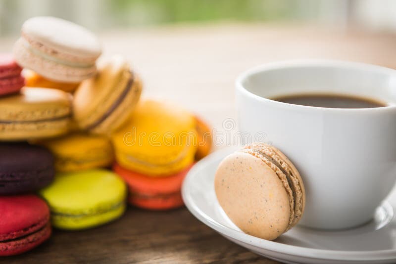 Γαλλικά ζωηρόχρωμα macarons με το φλιτζάνι του καφέ περιστασιακό στοκ εικόνα με δικαίωμα ελεύθερης χρήσης