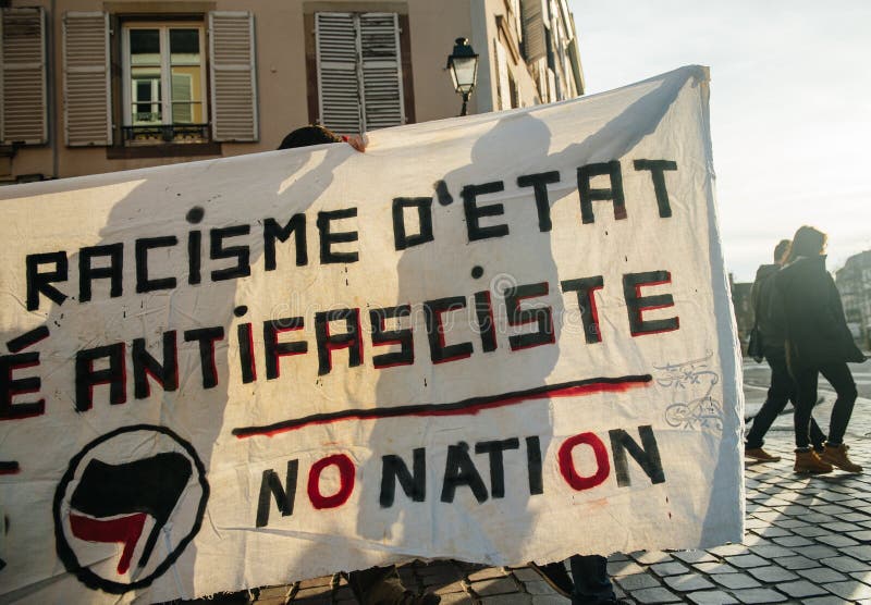 Γαλλική επίδειξη ενάντια στο κυβερνητικό κράτος της έκτακτης ανάγκης