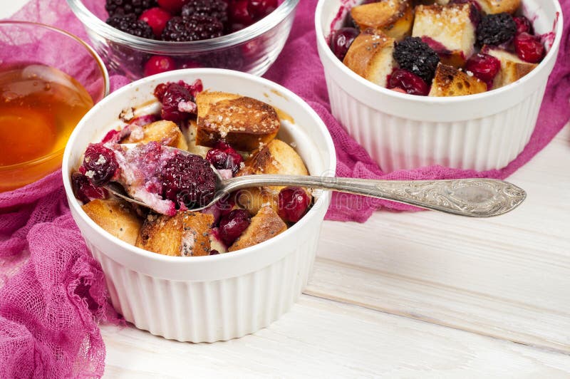 Γαλλικό casserole φρυγανιάς με τα τα βακκίνια, σμέουρα και blackbe στοκ εικόνες Γαλλικό casserole φρυγανιάς με τα τα βακκίνια, σμέουρα και blackbe στοκ εικόνες