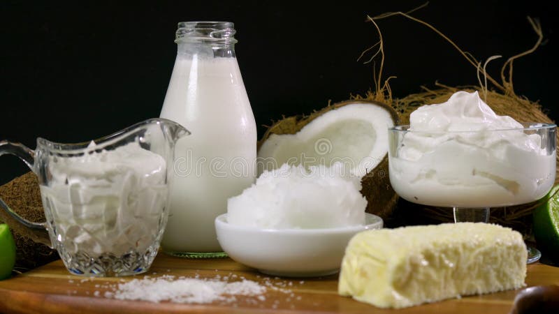 γαλακτοκομικά προϊόντα χωρίς καρύδα, εναλλακτική με γιαούρτι με κρέμα γάλακτος από καρύδα και τυρί.
