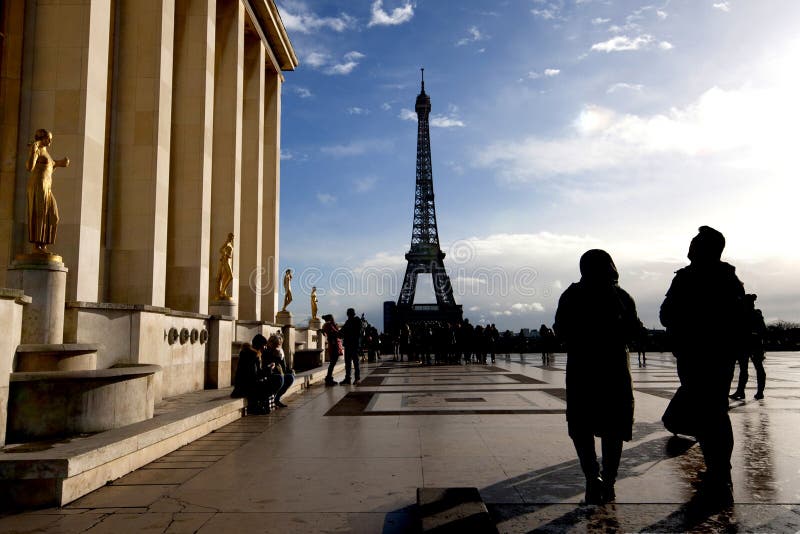 ΓΑΛΛΙΑ - Άνθρωποι του Παρισιού στις 8 Δεκεμβρίου 2017 στον πύργο Trocadero και του Άιφελ στο Παρίσι