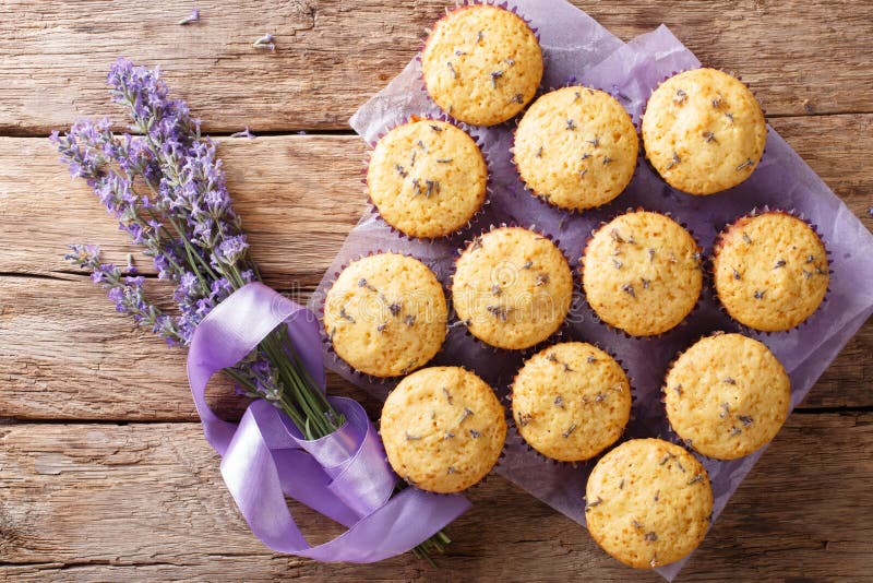 Γαλλικό επιδόρπιο: όμορφη lavender muffins κινηματογράφηση σε πρώτο πλάνο οριζόντιος στοκ εικόνες