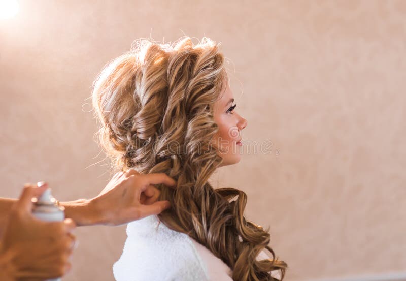 Γαμήλιος makeup καλλιτέχνης που κάνει να αποζημιώσει τη νύφη Όμορφο προκλητικό πρότυπο κορίτσι στο εσωτερικό Ξανθή γυναίκα ομορφι στοκ φωτογραφία με δικαίωμα ελεύθερης χρήσης Γαμήλιος makeup καλλιτέχνης που κάνει να αποζημιώσει τη νύφη Όμορφο προκλητικό πρότυπο κορίτσι στο εσωτερικό Ξανθή γυναίκα ομορφι στοκ φωτογραφία με δικαίωμα ελεύθερης χρήσης