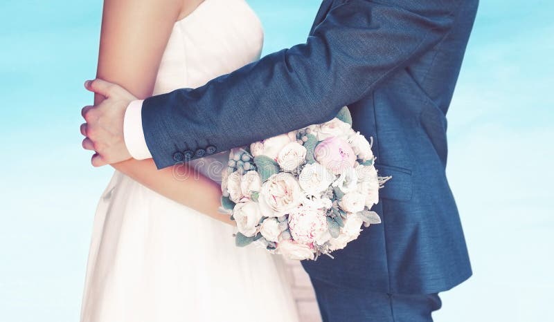 Γαμήλιο ζεύγος, ανθοδέσμη των λουλουδιών peonies, καλή νύφη αγκαλιασμάτων νεόνυμφων στοκ φωτογραφία Γαμήλιο ζεύγος, ανθοδέσμη των λουλουδιών peonies, καλή νύφη αγκαλιασμάτων νεόνυμφων στοκ φωτογραφία
