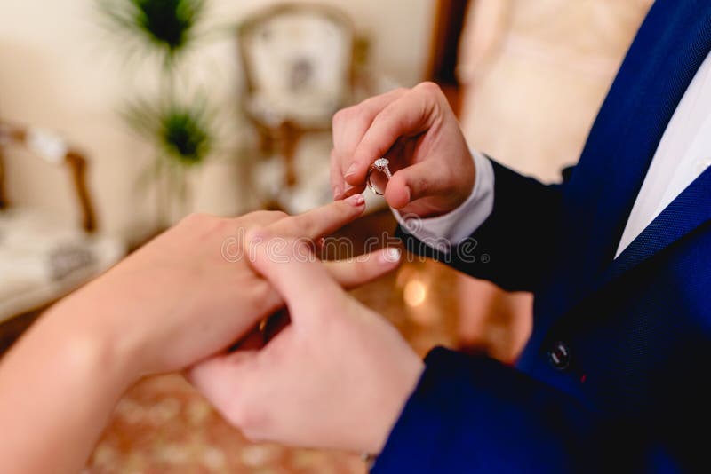 Γαμπρός που δίνει δακτύλιο αίτησης στην αρραβωνιαστικιά του στοκ εικόνες