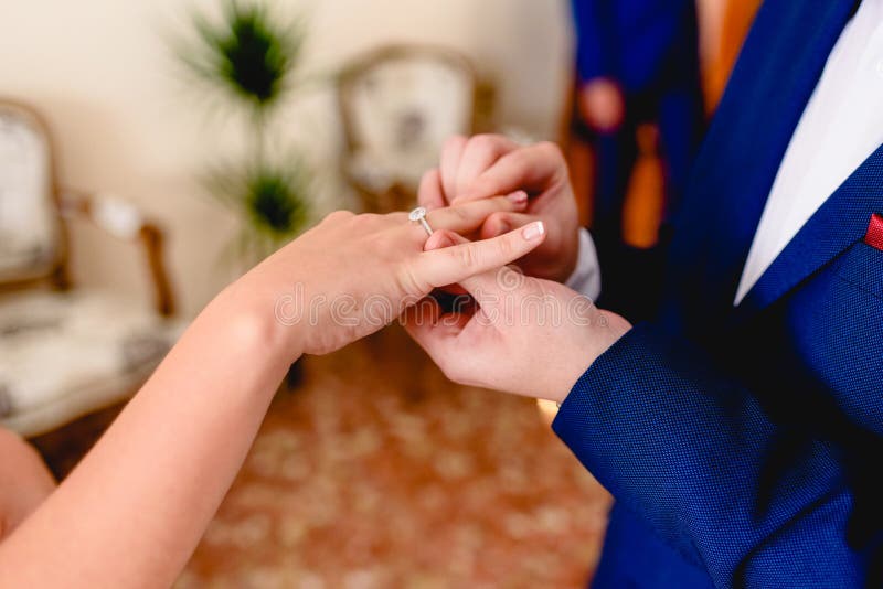 Γαμπρός που δίνει δακτύλιο αίτησης στην αρραβωνιαστικιά του στοκ εικόνα