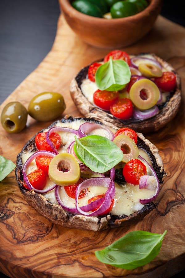 Γεμισμένα γίγαντας μανιτάρια Portobello στοκ φωτογραφίες με δικαίωμα ελεύθερης χρήσης