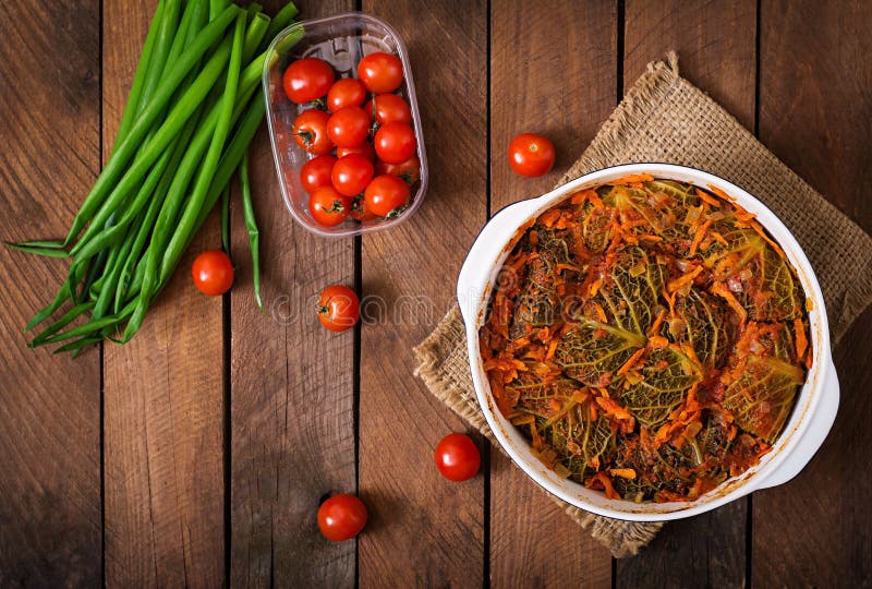 Γεμισμένοι ρόλοι λάχανων κραμπολάχανου στη σάλτσα ντοματών στοκ φωτογραφίες Γεμισμένοι ρόλοι λάχανων κραμπολάχανου στη σάλτσα ντοματών στοκ φωτογραφίες