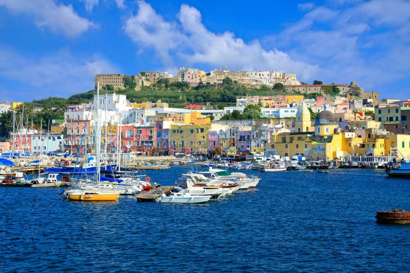 Γεμισμένος βάρκα λιμένας του ζωηρόχρωμου νησιού Procida, Ιταλία στοκ εικόνες Γεμισμένος βάρκα λιμένας του ζωηρόχρωμου νησιού Procida, Ιταλία στοκ εικόνες