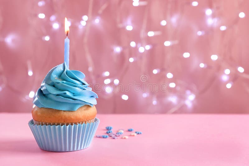 Γενέθλια cupcake με το κάψιμο του κεριού στον πίνακα στοκ φωτογραφίες με δικαίωμα ελεύθερης χρήσης Γενέθλια cupcake με το κάψιμο του κεριού στον πίνακα στοκ φωτογραφίες με δικαίωμα ελεύθερης χρήσης