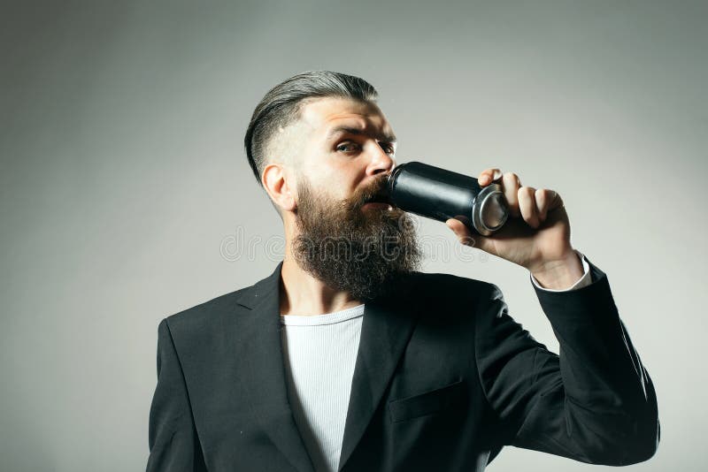Γενειοφόρο άτομο με το δοχείο κασσίτερου μπύρας στοκ εικόνες Γενειοφόρο άτομο με το δοχείο κασσίτερου μπύρας στοκ εικόνες