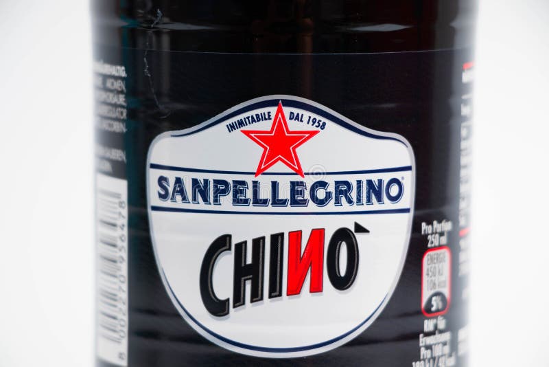 Γενεύη/Ελβετία 08 08 18: Πορτοκαλί chinotto chino SAN Pellegrino σόδας μπουκαλιών στοκ φωτογραφίες με δικαίωμα ελεύθερης χρήσης Γενεύη/Ελβετία 08 08 18: Πορτοκαλί chinotto chino SAN Pellegrino σόδας μπουκαλιών στοκ φωτογραφίες με δικαίωμα ελεύθερης χρήσης