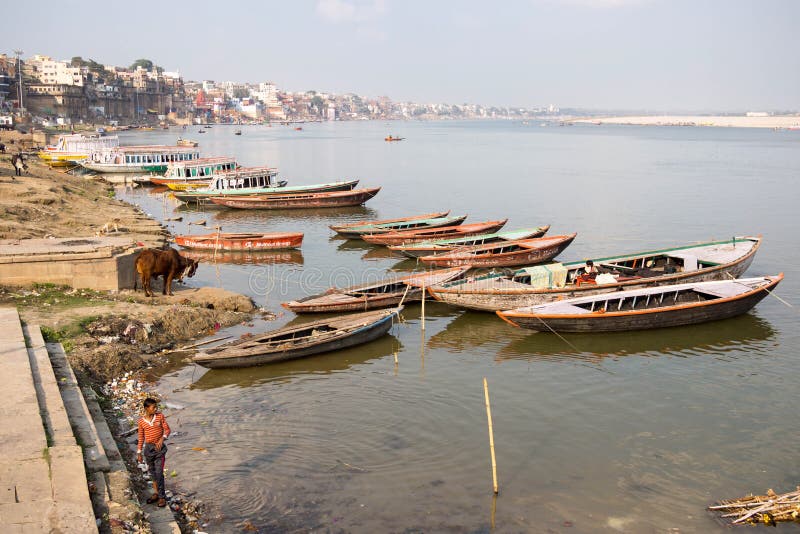 Γενική άποψη Ghats και του ποταμού του Γάγκη, Varanasi, Ινδία στοκ εικόνες με δικαίωμα ελεύθερης χρήσης Γενική άποψη Ghats και του ποταμού του Γάγκη, Varanasi, Ινδία στοκ εικόνες με δικαίωμα ελεύθερης χρήσης