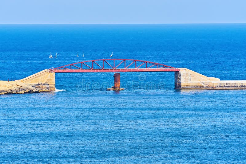 Γενική άποψη της γέφυρας Αγίου Elmo pont ενάντια στην μπλε θάλασσα στο μεγάλο λιμάνι Valletta στη Μάλτα στοκ εικόνες Γενική άποψη της γέφυρας Αγίου Elmo pont ενάντια στην μπλε θάλασσα στο μεγάλο λιμάνι Valletta στη Μάλτα στοκ εικόνες