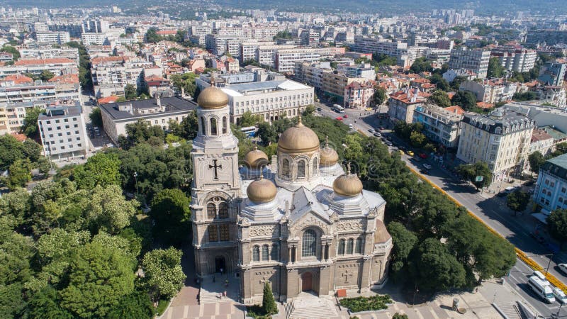 Γενική άποψη του κέντρου της Βάρνας, η πρωτεύουσα θάλασσας της Βουλγαρίας Ο καθεδρικός ναός της υπόθεσης Η βυζαντινή εκκλησία ύφο στοκ εικόνες με δικαίωμα ελεύθερης χρήσης Γενική άποψη του κέντρου της Βάρνας, η πρωτεύουσα θάλασσας της Βουλγαρίας Ο καθεδρικός ναός της υπόθεσης Η βυζαντινή εκκλησία ύφο στοκ εικόνες με δικαίωμα ελεύθερης χρήσης