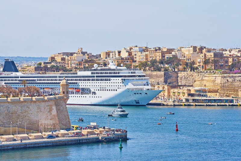 Γενική άποψη του μεγάλου λιμανιού Valletta στη Μάλτα με το μεγάλο σκάφος σκαφών της γραμμής κρουαζιέρας στον κόλπο θάλασσας στοκ φωτογραφίες με δικαίωμα ελεύθερης χρήσης