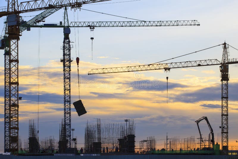 Γερανός της οικοδόμησης κτηρίου ενάντια στον όμορφο σκοτεινό ουρανό στοκ φωτογραφία Γερανός της οικοδόμησης κτηρίου ενάντια στον όμορφο σκοτεινό ουρανό στοκ φωτογραφία