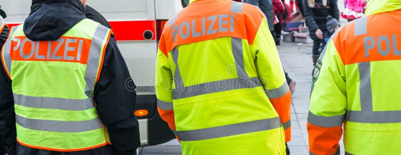 Γερμανικός αστυνομικός στη δημόσια λειτουργία στοκ εικόνα με δικαίωμα ελεύθερης χρήσης Γερμανικός αστυνομικός στη δημόσια λειτουργία στοκ εικόνα με δικαίωμα ελεύθερης χρήσης