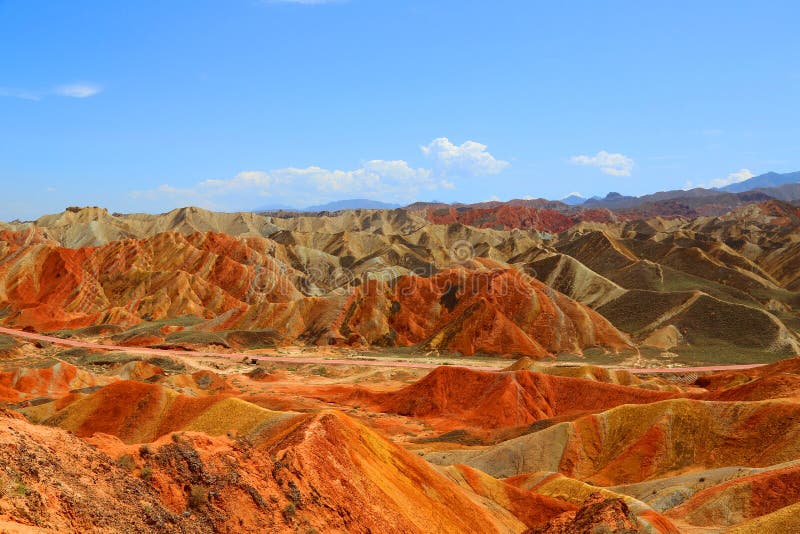 Γεωλογικό πάρκο Danxia, Zhangye, επαρχία Gansu, Κίνα. Το Zhangye Danxia που το γεωλογικό πάρκο βρίσκεται στο βόρειο πόδι του βουνού Qilian, τοποθετημένο 30 χιλιόμετρα νότια της κομητείας Zhangye Linze, επαρχία Gansu, είναι η μεγαλύτερη και καλύτερη landform ανάπτυξη στην Κίνα, η αφθονότερη τοπογραφία περιοχή-είναι χαρακτηριστικός αντιπρόσωπος danxia χρώματος της Κίνας ` s και πλέγμα-όπως Danxia παλάτι-ύφους, με μια υψηλή αξία εκτίμησης επιστήμης και τουρισμού