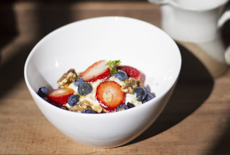 Γιαούρτι με Muesli, τα φρούτα & τα ξύλα καρυδιάς στοκ εικόνα με δικαίωμα ελεύθερης χρήσης Γιαούρτι με Muesli, τα φρούτα & τα ξύλα καρυδιάς στοκ εικόνα με δικαίωμα ελεύθερης χρήσης