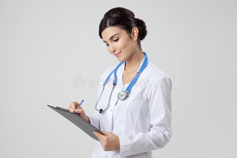 γιατρός ανασκόπησης που απομονώνεται ιατρικός πέρα από τη χαμογελώντας λευκή γυναίκα στηθοσκοπίων