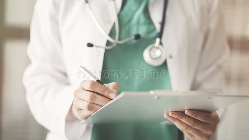 Γιατρός ιατρικός και έννοια υγειονομικής περίθαλψης στοκ φωτογραφία με δικαίωμα ελεύθερης χρήσης Γιατρός ιατρικός και έννοια υγειονομικής περίθαλψης στοκ φωτογραφία με δικαίωμα ελεύθερης χρήσης