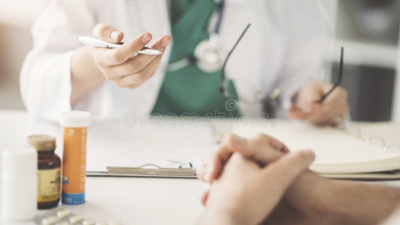 Γιατρός ιατρικός και έννοια υγειονομικής περίθαλψης στοκ φωτογραφία με δικαίωμα ελεύθερης χρήσης Γιατρός ιατρικός και έννοια υγειονομικής περίθαλψης στοκ φωτογραφία με δικαίωμα ελεύθερης χρήσης